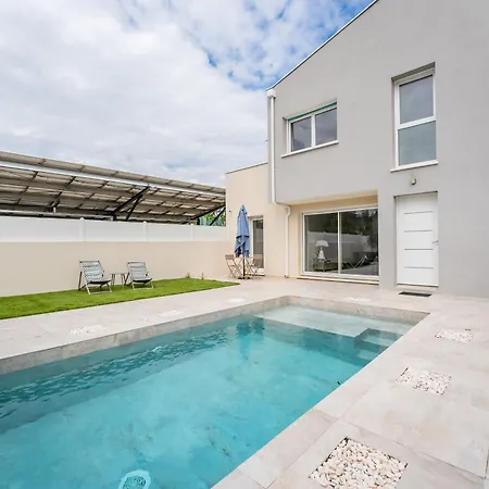 Climatisee Avec Piscine Et Stationnements 빌라 *