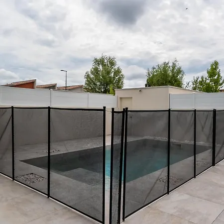 Climatisée Avec Piscine Et Stationnements Villa