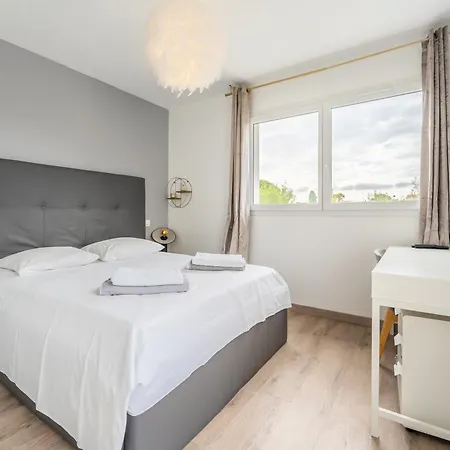 Climatisee Avec Piscine Et Stationnements Villa