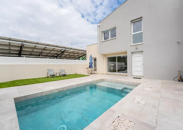 Climatisée Avec Piscine Et Stationnements Villa *
