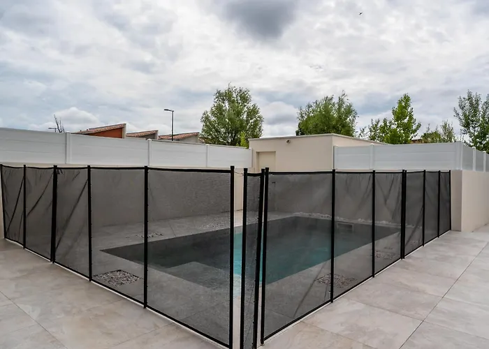 Climatisée Avec Piscine Et Stationnements Villa
