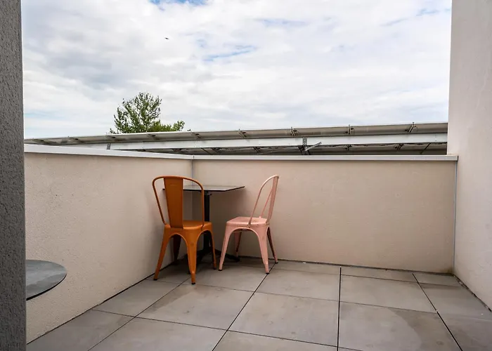 Climatisée Avec Piscine Et Stationnements *