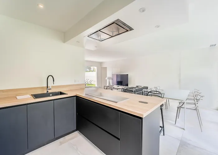 Climatisée Avec Piscine Et Stationnements Villa *